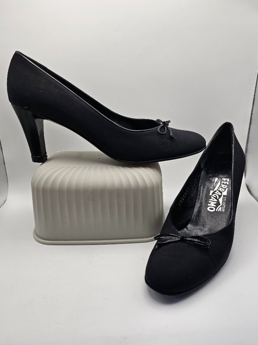 Salvatore Ferragamo Vintage Black Fabric Round‑Toe Bow Pumps – Women’s Size 7.5